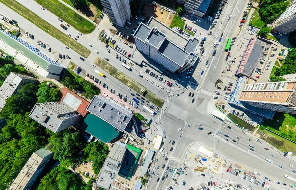 Luchtfoto van de stad. Stedelijk landschap. Een helikopterschot. Panoramisch beeld. — Stockfoto