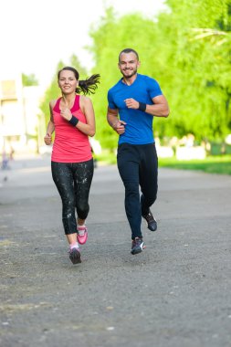 Açık havada çalışan eğitim kaçakçıları. Şehir dışında koşu çalışan çift.