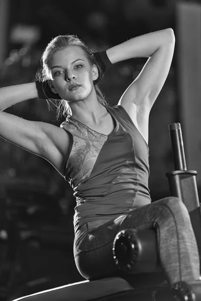 Mulher fazendo exercícios de força para músculos abdominais — Fotografia de Stock