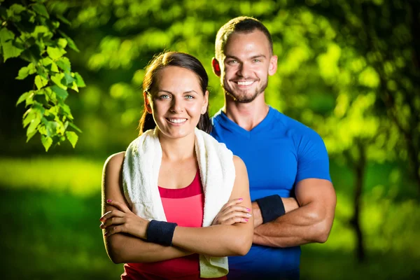 Atletische man en vrouw na fitness oefening — Stockfoto