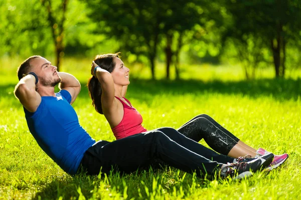 Couple exercising at the city park. Outdoor sport — Stock Photo, Image
