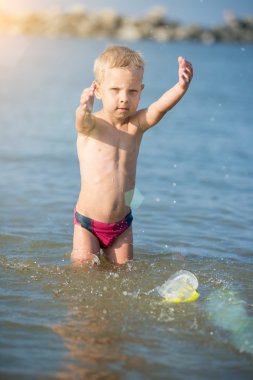 Maske ve palet kum tropikal plaj dalış için güzel bir küçük çocuk.