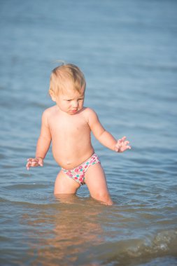 Şirin Bebek kumlu plajı ve deniz suyu oynarken.