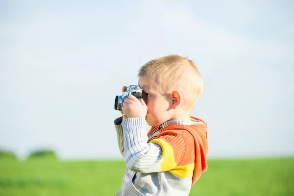 Açık çekim eski bir kamera ile küçük çocuk. — Stok fotoğraf