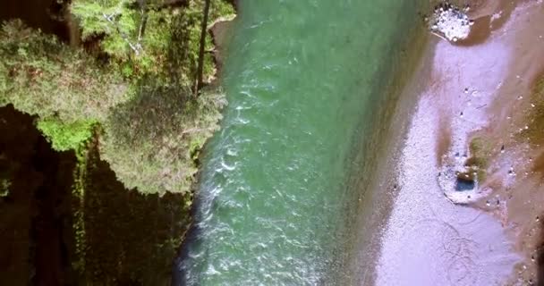 Vue aérienne 4k UHD. Vol bas au-dessus d'une rivière de montagne fraîche et froide au matin ensoleillé d'été .