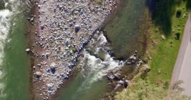 4 k Uhd havadan görünümü. Düşük uçuş üzerinde taze soğuk dağ nehir kıyısında güneşli yaz sabahı.