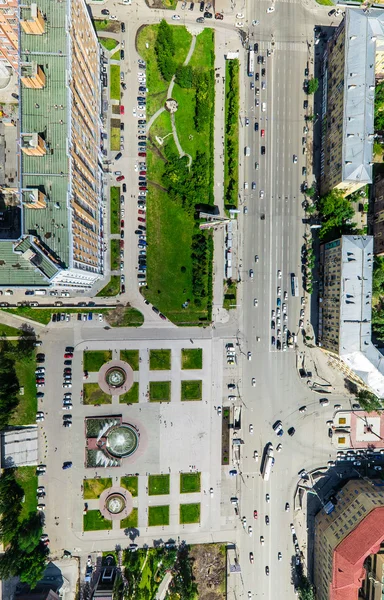 Letecký výhled na město s křižovatkou a silnicemi, domy budovy. Výstřel z helikoptéry. Panoramatický obrázek. — Stock fotografie