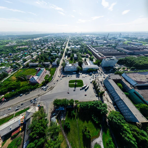 Вид на повітряне місто з перехрестями та дорогами, будівлями будинків. Коптер стріляв. Панорамне зображення . — стокове фото