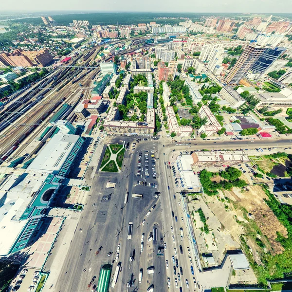 Luchtfoto van de stad. Stedelijk landschap. Een helikopterschot. Panoramisch beeld. — Stockfoto