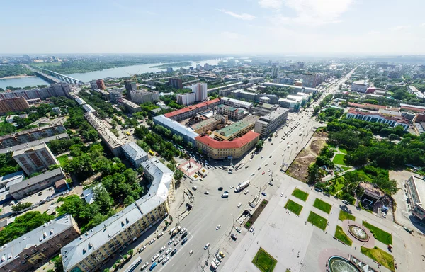 Luftaufnahme der Stadt mit Kreuzungen und Straßen, Häusern. Kopterschuss. Panorama-Bild. — Stockfoto