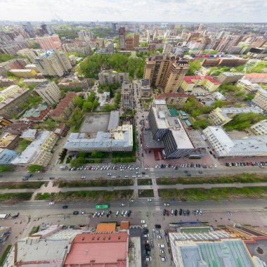 Kesişen yollar ve yollar olan havacılık şehri manzarası, binalar. Helikopter vuruldu. Panoramik resim.