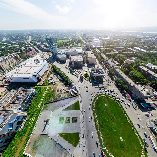 Luftaufnahme der Stadt mit Kreuzungen und Straßen, Häusern. Kopterschuss. Panorama-Bild. — Stockfoto