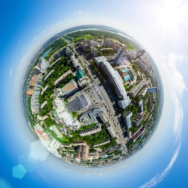 Vista aérea de la ciudad con encrucijadas y caminos, alberga edificios. Disparo de helicóptero. Imagen panorámica. —  Fotos de Stock