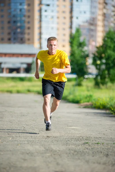 Sportos férfi utcai Városligetben kocogás. Kültéri fitness. — Stock Fotó