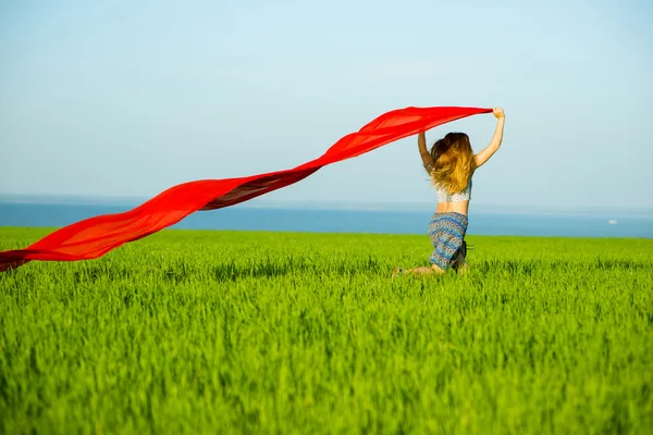 Giovane donna felice nel campo di grano con tessuto. Stile di vita estivo — Foto Stock