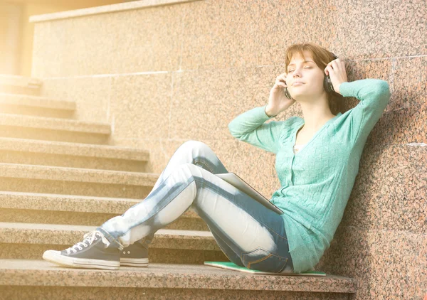 Hermosa joven estudiante con auriculares. Chica de música al aire libre —  Fotos de Stock