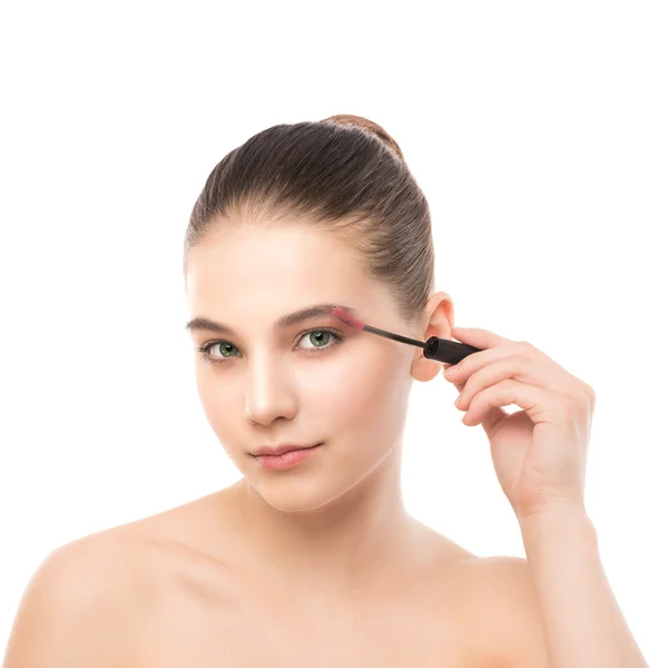 Oog maken tot toepassing. Mascara toepassing van close-up, lange wimpers. make-up borstel. Geïsoleerd. — Stockfoto