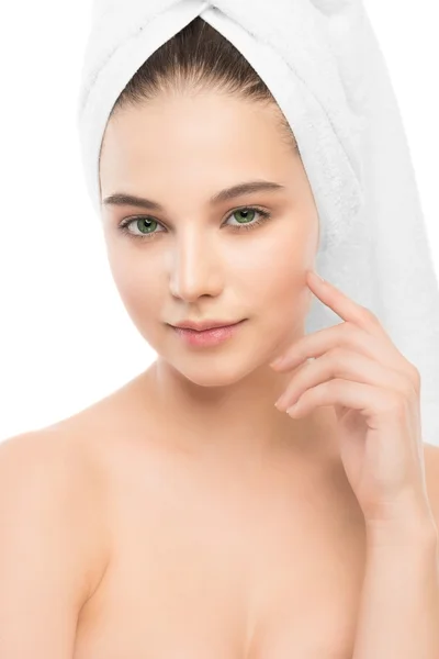 Vacker ung brunett kvinna med rena ansikte och handduk på huvudet. Isolerade. — Stockfoto