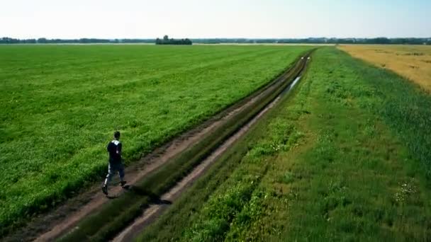 Luchtfoto: Running atleet man. Mannelijke atleet joggen buiten. Sport. — Stockvideo