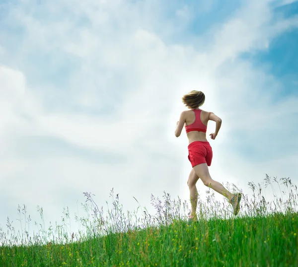 Giovane donna che gestisce il parco estivo strada rurale. Esercizi all'aperto. J — Foto Stock