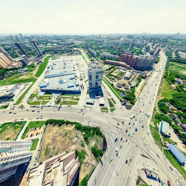 Letecký výhled na město. Městská krajina. Výstřel z helikoptéry. Panoramatický obrázek. — Stock fotografie