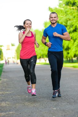 Açık havada çalışan eğitim kaçakçıları. Şehir dışında koşu çalışan çift.