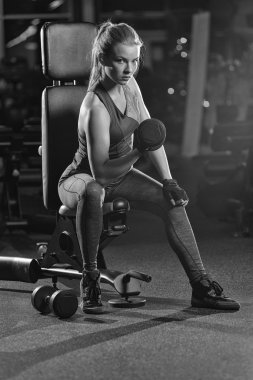 genç kadın halter kaldırma