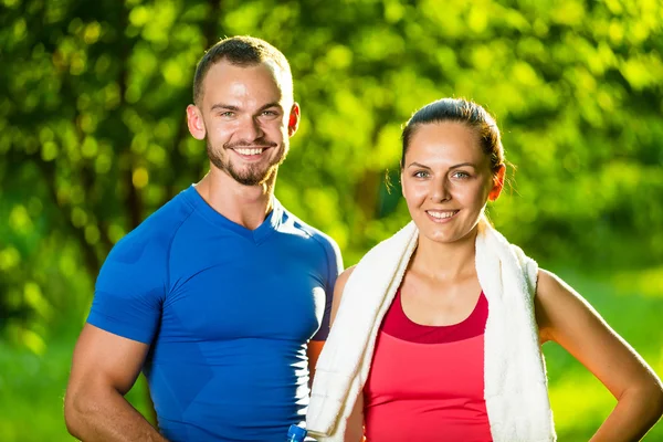 Homem e mulher atléticos após o exercício de fitness — Fotografia de Stock