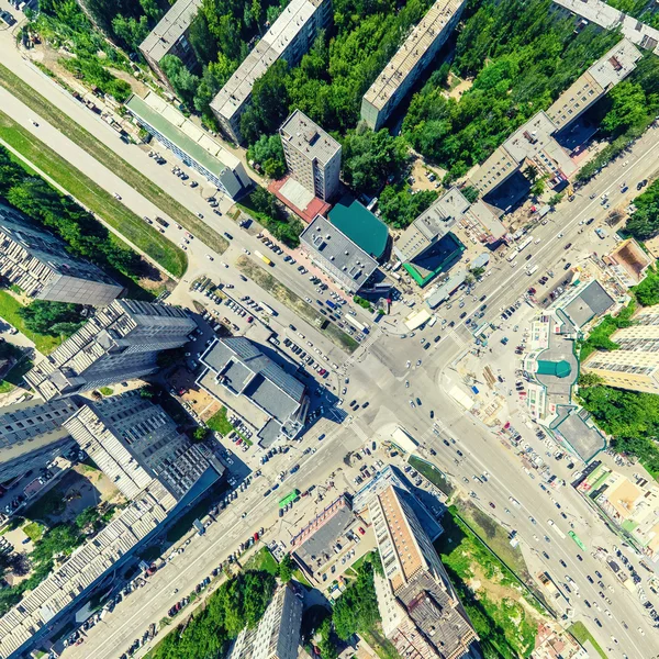 Vista aerea sulla città. Paesaggio urbano. Un colpo di elicottero. Immagine panoramica. — Foto Stock