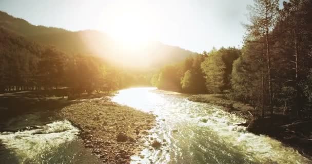 4k UHD вид с воздуха. Низкий полет над холодной горной рекой в солнечное летнее утро . — стоковое видео