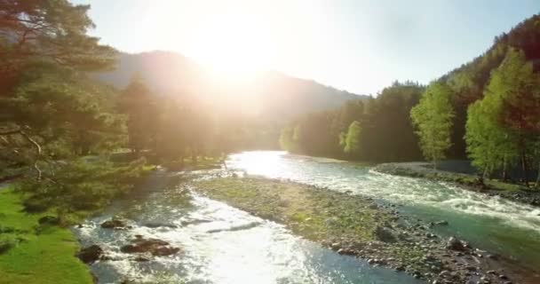 4 k Uhd ptaka. Niski Lot nad zimnej górskiej rzeki w słoneczny letni poranek. — Wideo stockowe