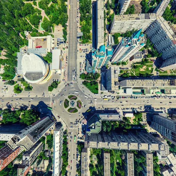 Luchtfoto van de stad. Stedelijk landschap. Een helikopterschot. Panoramisch beeld. — Stockfoto