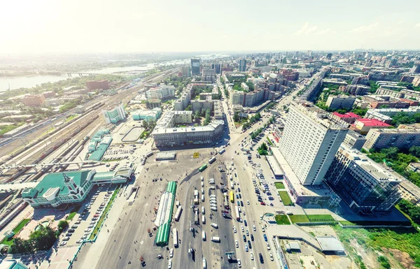 Letecký výhled na město. Městská krajina. Výstřel z helikoptéry. Panoramatický obrázek. — Stock fotografie