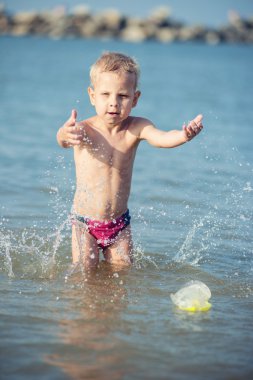 Maske ve palet kum tropikal plaj dalış için güzel bir küçük çocuk.