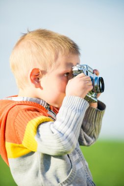 Açık çekim eski bir kamera ile küçük çocuk.