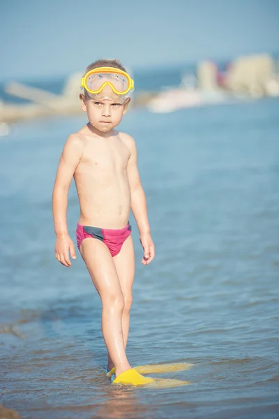 Lindo niño pequeño con máscara y aletas para bucear en la playa tropical de arena . —  Fotos de Stock