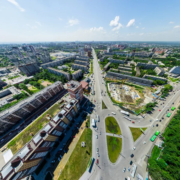 Letecký výhled na město. Městská krajina. Výstřel z helikoptéry. Panoramatický obrázek. — Stock fotografie