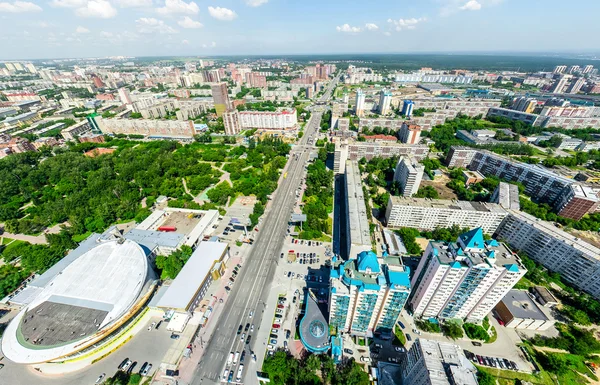 Вид на город с воздуха. Городской пейзаж. Выстрел вертолётом. Панорамное изображение. — стоковое фото