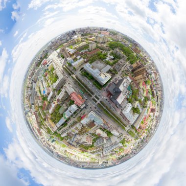 Kesişen yollar ve yollar olan havacılık şehri manzarası, binalar. Helikopter vuruldu. Panoramik resim.