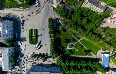 Kesişen yollar ve yollar olan havacılık şehri manzarası, binalar. Helikopter vuruldu. Panoramik resim.