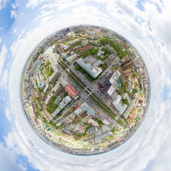 Vista aérea da cidade com encruzilhada e estradas, casas de edifícios. Tiro de helicóptero. Imagem panorâmica. — Fotografia de Stock