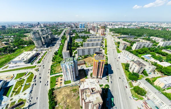 Letecký výhled na město. Městská krajina. Výstřel z helikoptéry. Panoramatický obrázek. — Stock fotografie