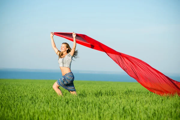 Junge glückliche Frau im Weizenfeld mit Stoff. Sommerlicher Lebensstil — Stockfoto