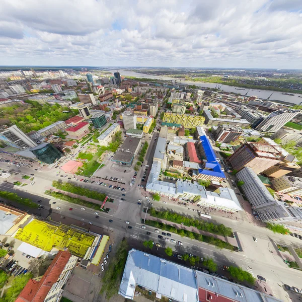 Vista aérea de la ciudad con encrucijadas y caminos, alberga edificios. Disparo de helicóptero. Imagen panorámica. —  Fotos de Stock