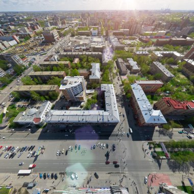 Kesişen yollar ve yollar olan havacılık şehri manzarası, binalar. Helikopter vuruldu. Panoramik resim.