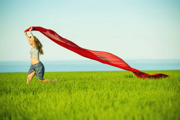 Giovane donna felice nel campo di grano con tessuto. Stile di vita estivo — Foto Stock