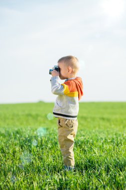 Açık çekim eski bir kamera ile küçük çocuk.