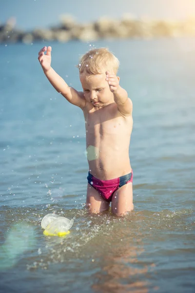 Carino bambino che indossa maschera e pinne per le immersioni sulla spiaggia tropicale di sabbia . — Foto Stock