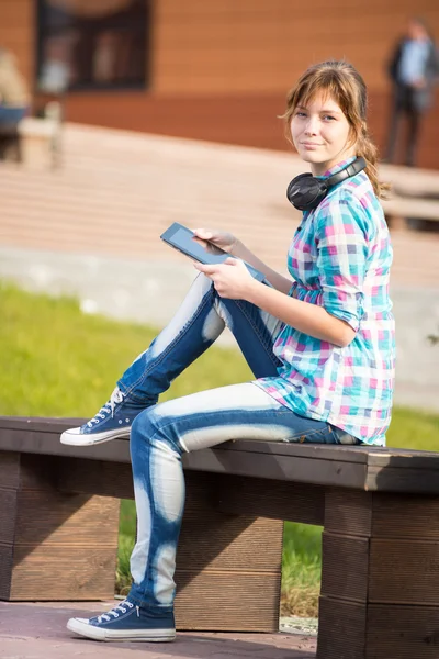 Красивая молодая студентка с блокнотом. Студент на улице . — стоковое фото