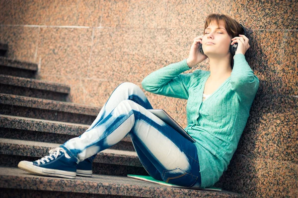 Linda jovem estudante com fones de ouvido. Menina música ao ar livre — Fotografia de Stock